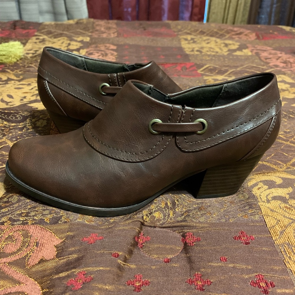 Brown women’s booties size 9.